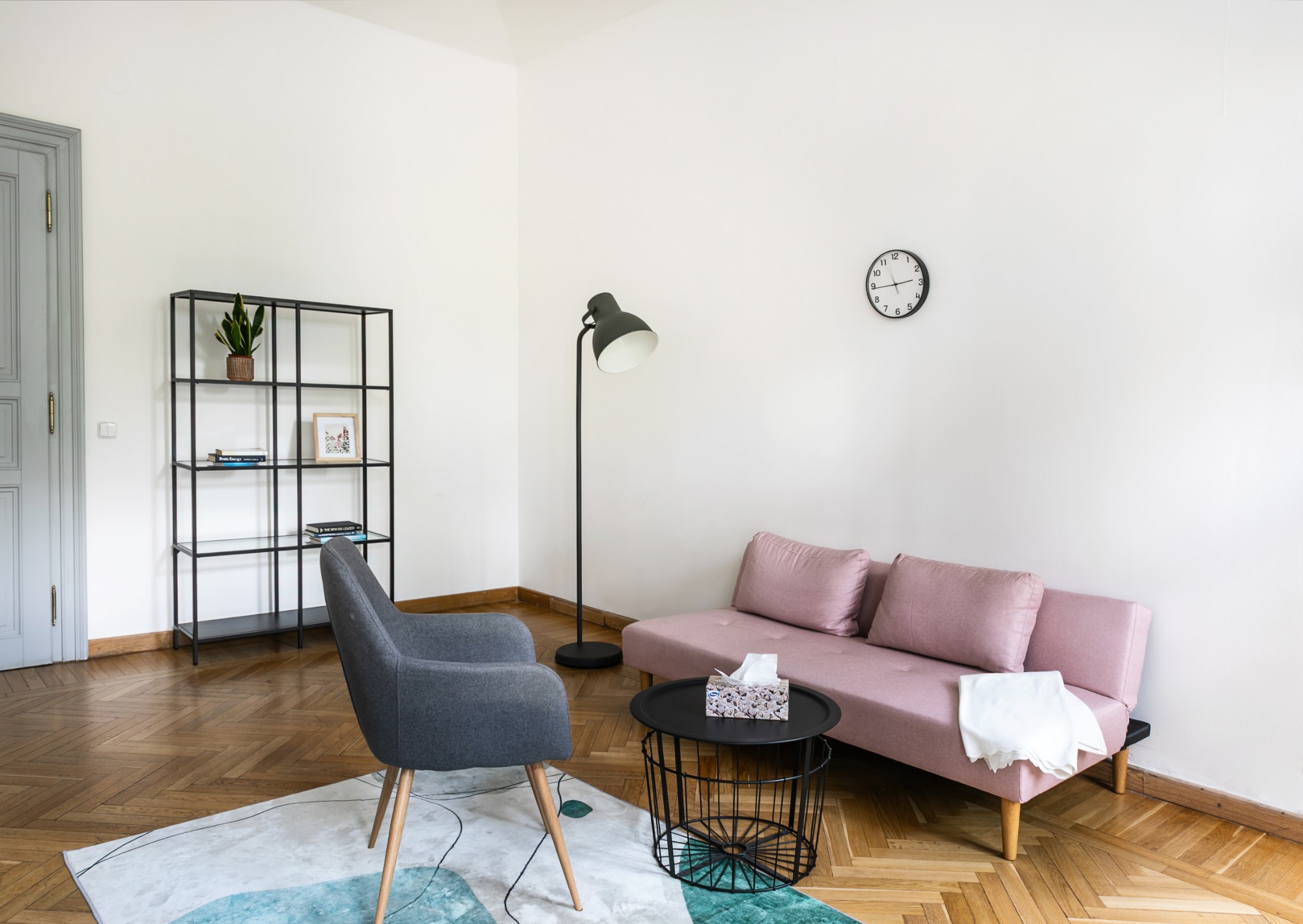 Counselling room with a pink sofa at Mezibranská 4, Prague 1